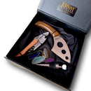 O Kit Presente Johnny Cooker é um conjunto de acessórios premium acondicionados em uma luxuosa embalagem, contendo produtos voltados para os amantes do vinho e da charcutaria. 