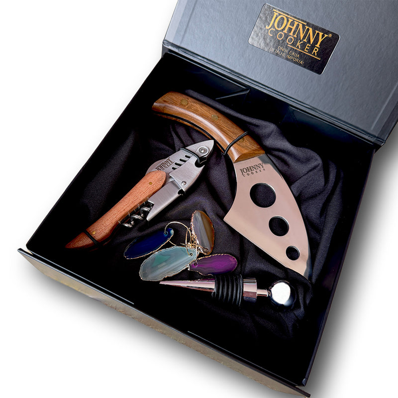 O Kit Presente Johnny Cooker é um conjunto de acessórios premium acondicionados em uma luxuosa embalagem, contendo produtos voltados para os amantes do vinho e da charcutaria. 