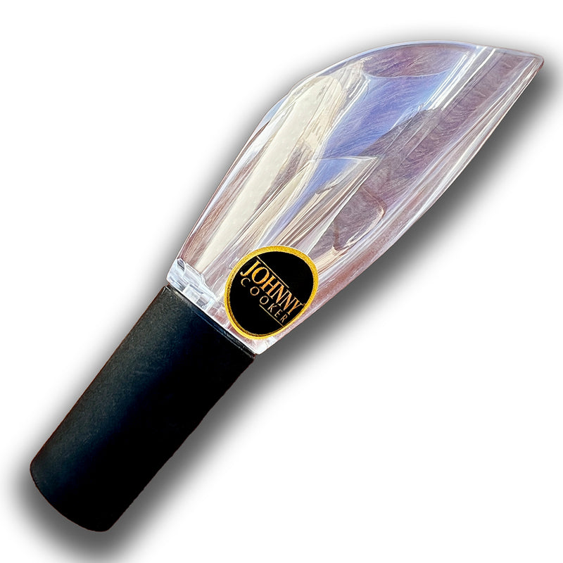 Bico Aerador para garrafas de vinho Johnny Cooker, fabricado em acrílico translúcido em formato de tulipa, ideal para acelerar a oxigenação de vinhos jovens e encorpados.