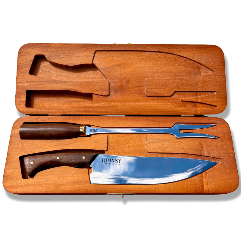 Estojo Churrasco Assador Chefe Johnny Cooker com faca chef 9 polegadas em aço inox de alta performance e garfo 10 polegadas, acomodados em estojo de madeira natural.