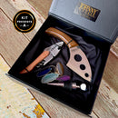 O Kit Presente Johnny Cooker é um conjunto de acessórios premium acondicionados em uma luxuosa embalagem, contendo produtos voltados para os amantes do vinho e da charcutaria. 