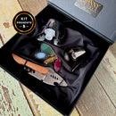 O Kit Presente Johnny Cooker é um conjunto de acessórios premium acondicionados em uma luxuosa embalagem, contendo produtos voltados para os amantes do vinho e da charcutaria. 