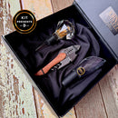 O Kit Presente Johnny Cooker é um conjunto de acessórios premium acondicionados em uma luxuosa embalagem, contendo produtos voltados para os amantes do vinho e da charcutaria. 