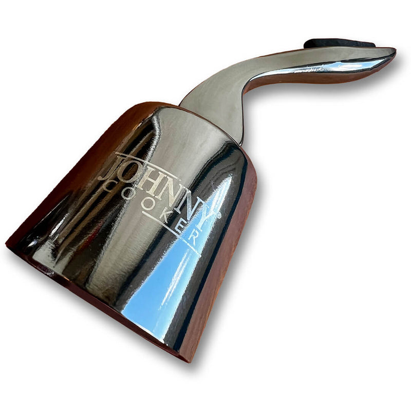 Stopper Hermético para Garrafas de Vinho Johnny Cooker em aço inoxidável prateado com mecanismo da alavanca de pressão, corpo em aço inox e base interna circular de silicone responsável pela vedação.