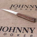 Faca Aço Inox Johnny Vegan com lâmina compacta, cabo anatômico em madeira natural e rebites em latão polido.
