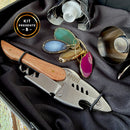 O Kit Presente Johnny Cooker é um conjunto de acessórios premium acondicionados em uma luxuosa embalagem, contendo produtos voltados para os amantes do vinho e da charcutaria. 