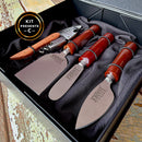 O Kit Presente Johnny Cooker é um conjunto de acessórios premium acondicionados em uma luxuosa embalagem, contendo produtos voltados para os amantes do vinho e da charcutaria. 