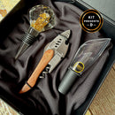 O Kit Presente Johnny Cooker é um conjunto de acessórios premium acondicionados em uma luxuosa embalagem, contendo produtos voltados para os amantes do vinho e da charcutaria. 