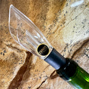 Bico Aerador para garrafas de vinho Johnny Cooker, fabricado em acrílico translúcido em formato de tulipa, ideal para acelerar a oxigenação de vinhos jovens e encorpados.