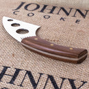 Faca Aço Inox Para Queijos Johnny Gruyère em aço inox com lâmina moderna, cabo em madeira natural e rebites em latão polido.