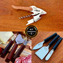 O Kit Presente Johnny Cooker é um conjunto de acessórios premium acondicionados em uma luxuosa embalagem, contendo produtos voltados para os amantes do vinho e da charcutaria. 
