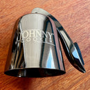 Stopper Hermético para Garrafas de Vinho Johnny Cooker em aço inoxidável prateado com mecanismo da alavanca de pressão, corpo em aço inox e base interna circular de silicone responsável pela vedação.