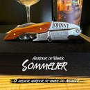 Abridor de vinhos Sommelier Johnny Cooker em aço inox com acabamento em madeira natural, alavanca de dois estágios e extrator helicoidal para rolhas naturais e sintéticas.