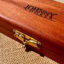Estojo Churrasco Assador Chefe Johnny Cooker com faca chef 9 polegadas em aço inox de alta performance e garfo 10 polegadas, acomodados em estojo de madeira natural.