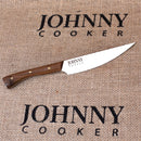 Faca Aço Inox Johnny Vegan com lâmina compacta, cabo anatômico em madeira natural e rebites em latão polido.