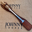 Garfo Aço Inox Churrasco 10 Polegadas Johnny Cooker em aço inox cirúrgico 3 mm, com cabo em madeira nobre, acabamento em latão polido e proteção em couro natural.