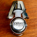 Stopper Hermético para Espumantes Johnny Cooker em aço inox polido, vedação interna em silicone com dupla trava de segurança que se adapta a garrafas de espumantes em geral