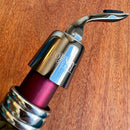 Stopper Hermético para Garrafas de Vinho Johnny Cooker em aço inoxidável prateado com mecanismo da alavanca de pressão, corpo em aço inox e base interna circular de silicone responsável pela vedação.