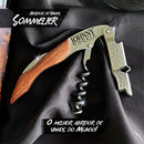 Abridor de vinhos Sommelier Johnny Cooker em aço inox com acabamento em madeira natural, alavanca de dois estágios e extrator helicoidal para rolhas naturais e sintéticas.