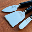 Três facas para queijos da marca Johnny Cooker com lâminas de aço inox polido (modelos lança, cutelo e espátula) e cabos cilíndricos em pedra natural Ágata polidos brilhantes.