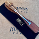 Garfo Aço Inox Churrasco 10 Polegadas Johnny Cooker em aço inox cirúrgico 3 mm, com cabo em madeira nobre, acabamento em latão polido e proteção em couro natural.