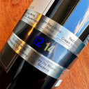 Termômetro para garrafas de vinho estilo colar Johnny Cooker em aço inoxidável. Possui visor de cristal líquido marcando a temperatura em números coloridos, fixado ao redor de uma garrafa de vinho tinto.