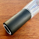 Bico Aerador para garrafas de vinho Johnny Cooker, fabricado em acrílico translúcido em formato de tulipa, ideal para acelerar a oxigenação de vinhos jovens e encorpados.