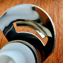 Stopper Hermético para Espumantes Johnny Cooker em aço inox polido, vedação interna em silicone com dupla trava de segurança que se adapta a garrafas de espumantes em geral