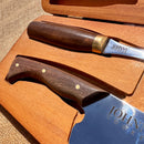 Estojo Churrasco Assador Chefe Johnny Cooker com faca chef 9 polegadas em aço inox de alta performance e garfo 10 polegadas, acomodados em estojo de madeira natural.