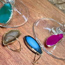 Marcadores de taças em pedra natural e ouro 18k Johnny Cooker, em cores variadas, com acabamento de alto brilho e anéis metálicos dourados para vedação fixação nas taças.