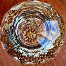 Stopper Cristal Gold Johnny Cooker para garrafas de vinho, com haste cônica , equipadas com anéis de vedação de silicone preto. Topos em material transparente facetado (nos formatos diamante e gota), revelando em seu interior um preenchimento denso de folhas douradas brilhantes.