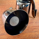 Stopper Hermético para Garrafas de Vinho Johnny Cooker em aço inoxidável prateado com mecanismo da alavanca de pressão, corpo em aço inox e base interna circular de silicone responsável pela vedação.