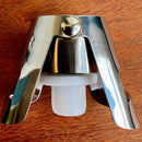 Stopper Hermético para Espumantes Johnny Cooker em aço inox polido, vedação interna em silicone com dupla trava de segurança que se adapta a garrafas de espumantes em geral