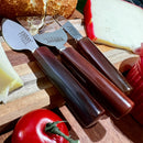 Três facas para queijos da marca Johnny Cooker com lâminas de aço inox polido (modelos lança, cutelo e espátula) e cabos cilíndricos em pedra natural Ágata polidos brilhantes.